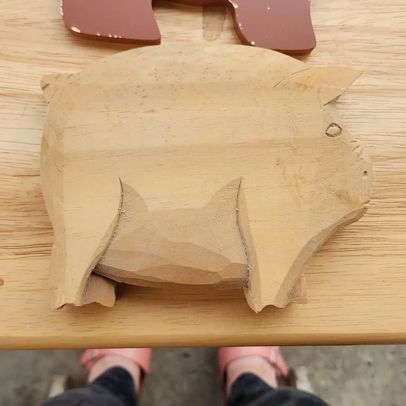 2 -- WOODEN CARVED π PIGS WALL HANGING. - Picture 2 of 7